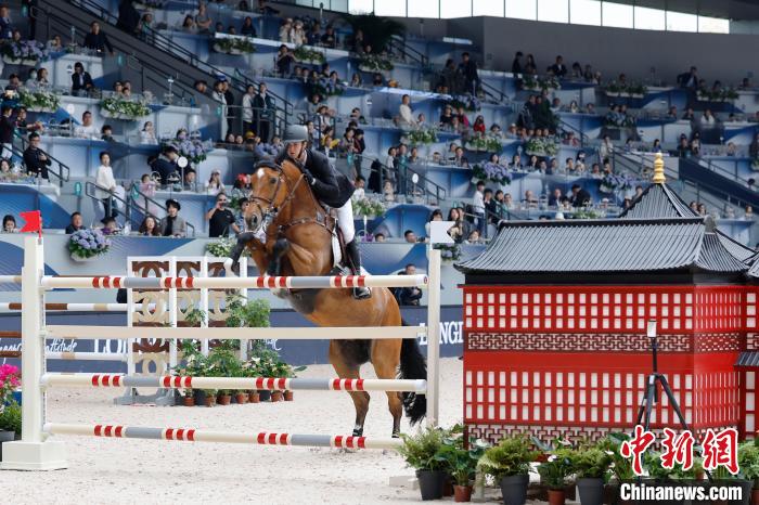 上海环球马术冠军赛落幕：观众静聆马喘与骑手