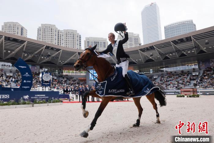 上海环球马术冠军赛落幕：观众静聆马喘与骑手