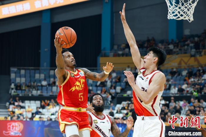 广厦主场100-70大胜江苏，六人得分上双，胡金秋