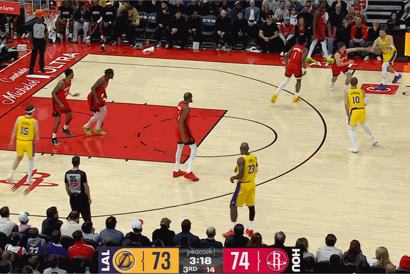 湖人对阵火箭赛中上演高难度漂移后仰