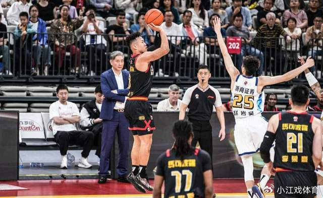 贺希宁32分率深圳男篮险胜新疆 率先锁定常规赛