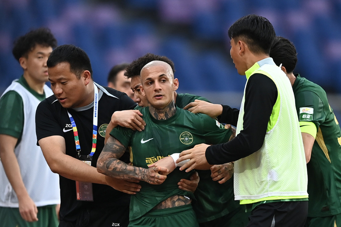 浙江队主场失利 米特里策红牌离场暴露过度依赖