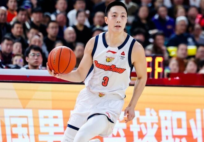 胡明轩爆发率队大胜广州 拖进抢三大战